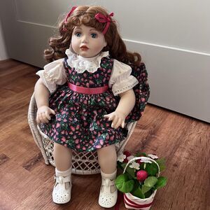 Vintage 1993 Sweet Strawberry Porcelain Doll Georgetown Ann Timmerman COA Box
